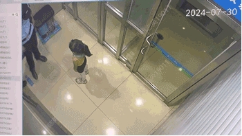 教科书式自救！小女孩走丢，竟用ATM机的金博宝188欢迎您
紧急对讲求助